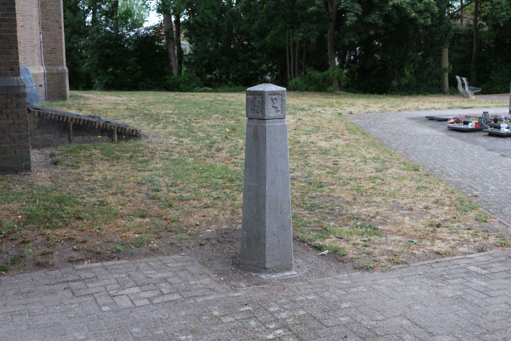 Oorlogsmonument Rooms Katholieke Begraafplaats Riel