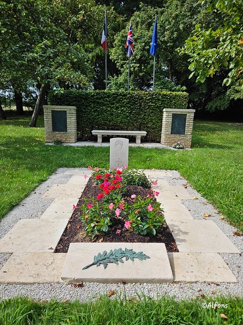 Commonwealth War Grave Cahagnes #4