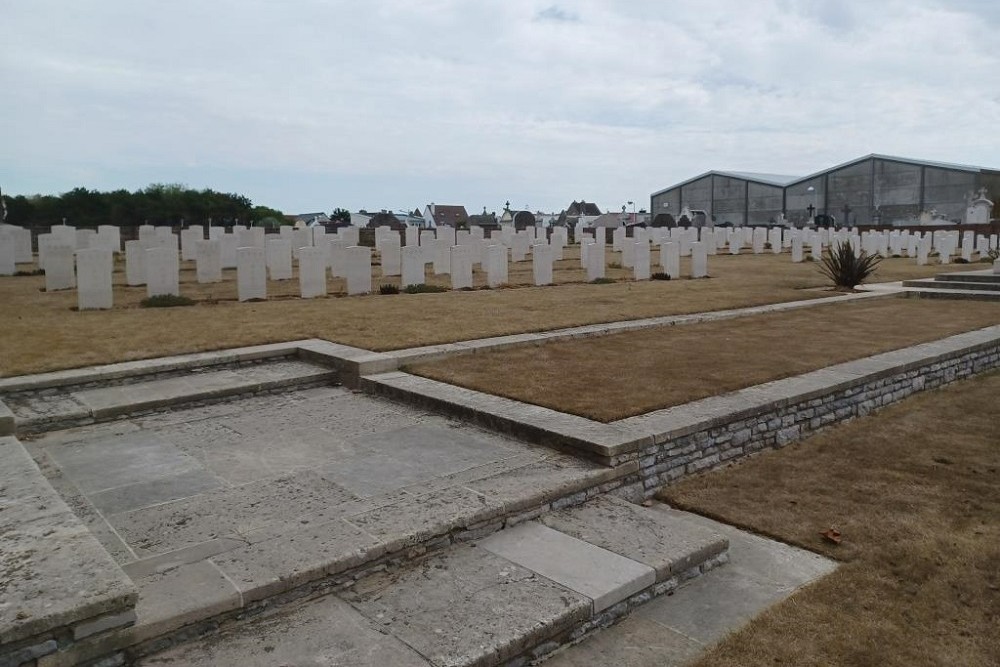 War Cemetery Commonwealth Les Baraques #3
