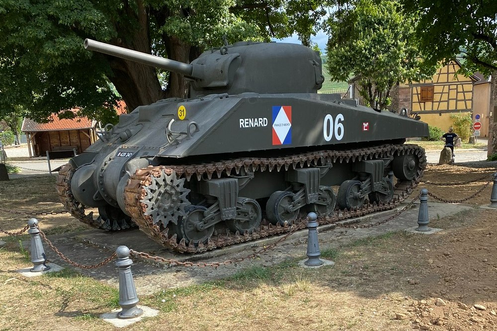 Monument Tweede Wereldoorlog Sherman Type M4/A4 Renard #1