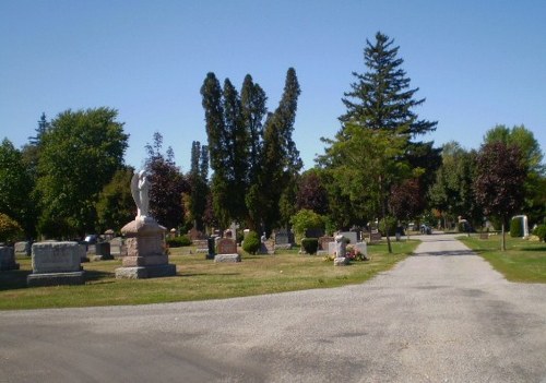 Commonwealth War Graves Queens Lawn Cemetery