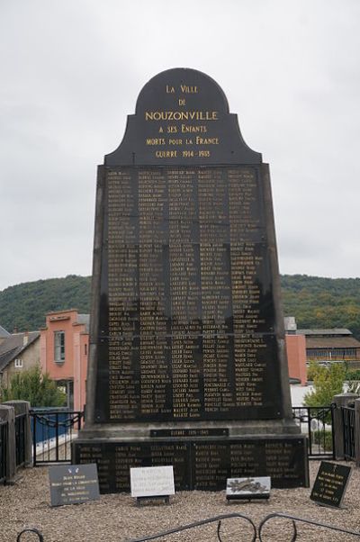 Oorlogsmonument Nouzonville #1