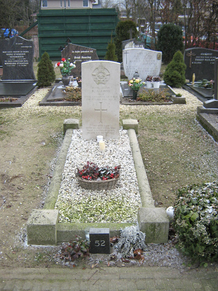 Commonwealth War Grave Roman Catholic Cemetery Zevenaar #3