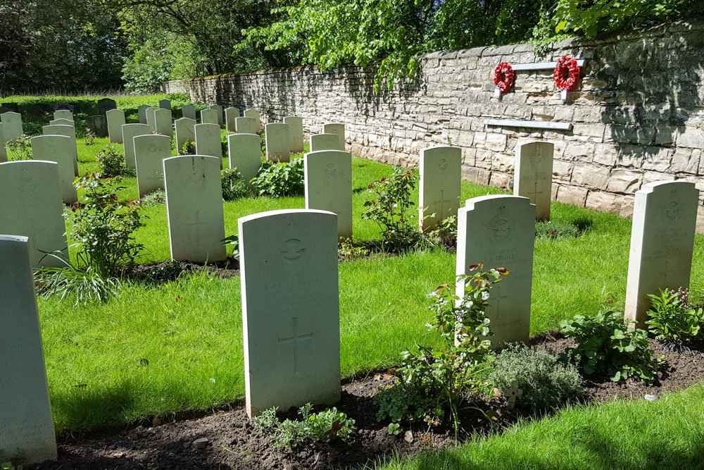 Commonwealth War Graves St. John the Baptist Churchyard Extension #5