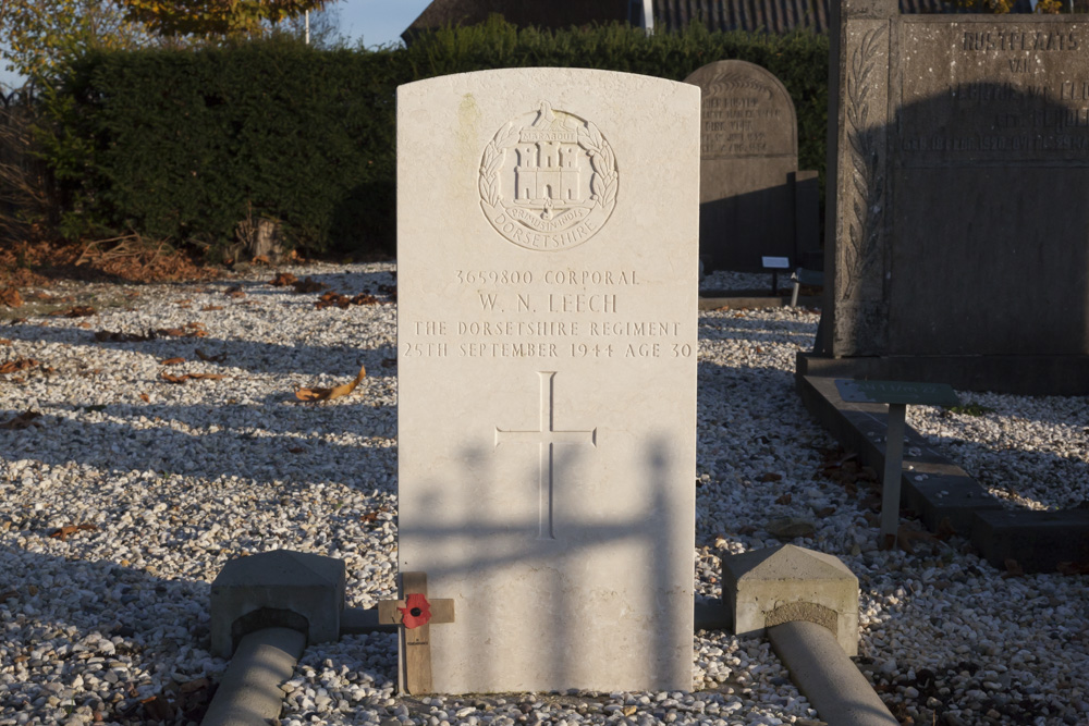Commonwealth War Grave Municipal Cemetery Lienden #1