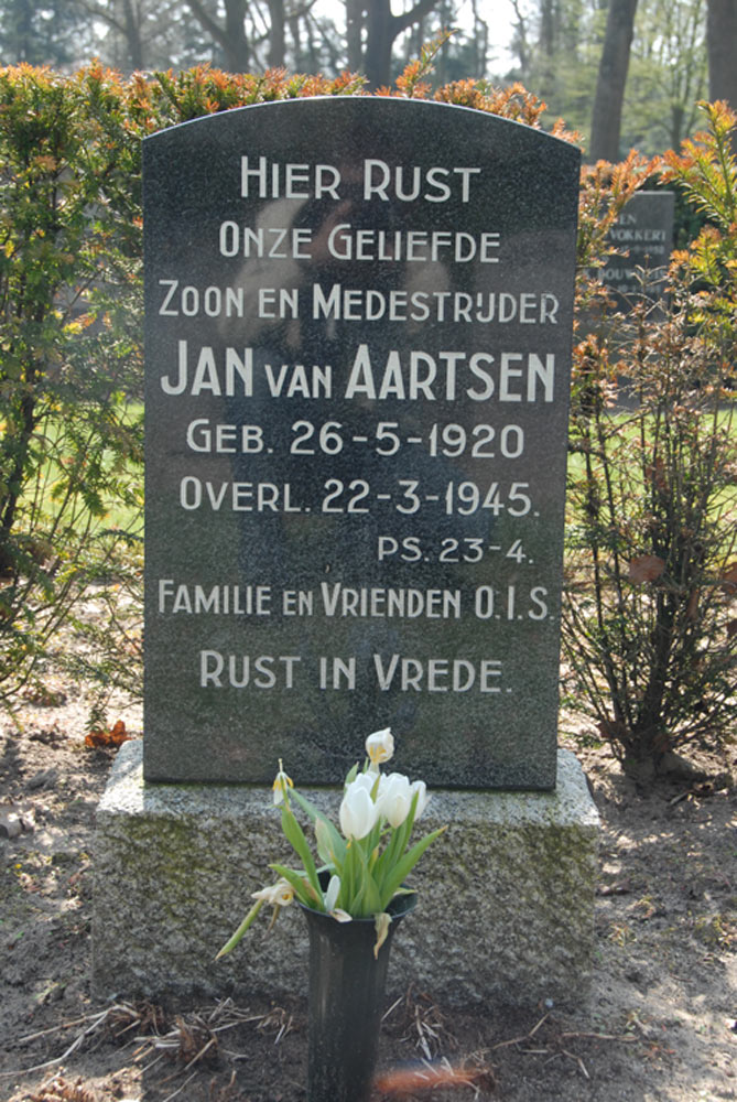 Dutch War Graves Municipal Cemetery Hellendoorn #5