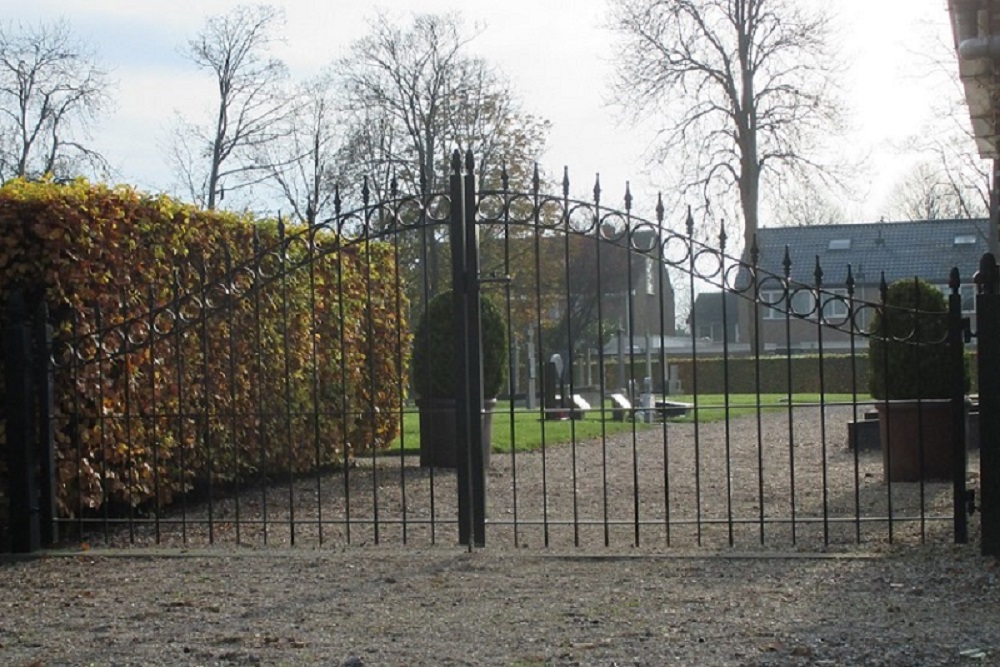 Nederlandse Oorlogsgraven Rooms Katholieke Begraafplaats Uithuizen #1