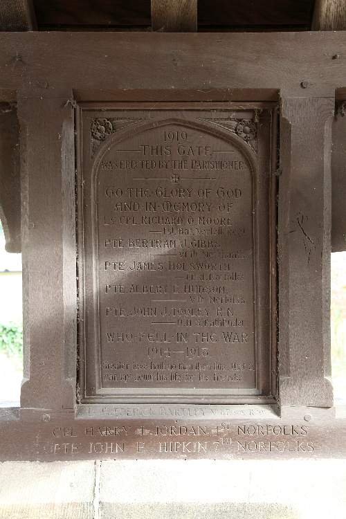 Oorlogsmonument Surlingham #2