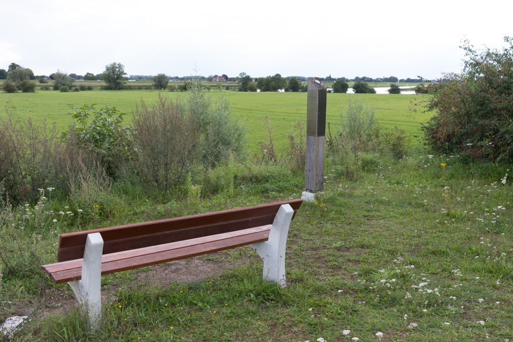 Perimeter Route Marker 15: The Poles at Driel #3