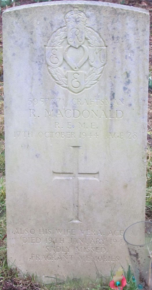 Commonwealth War Grave St. Thomas Of Canterbury Churchyard