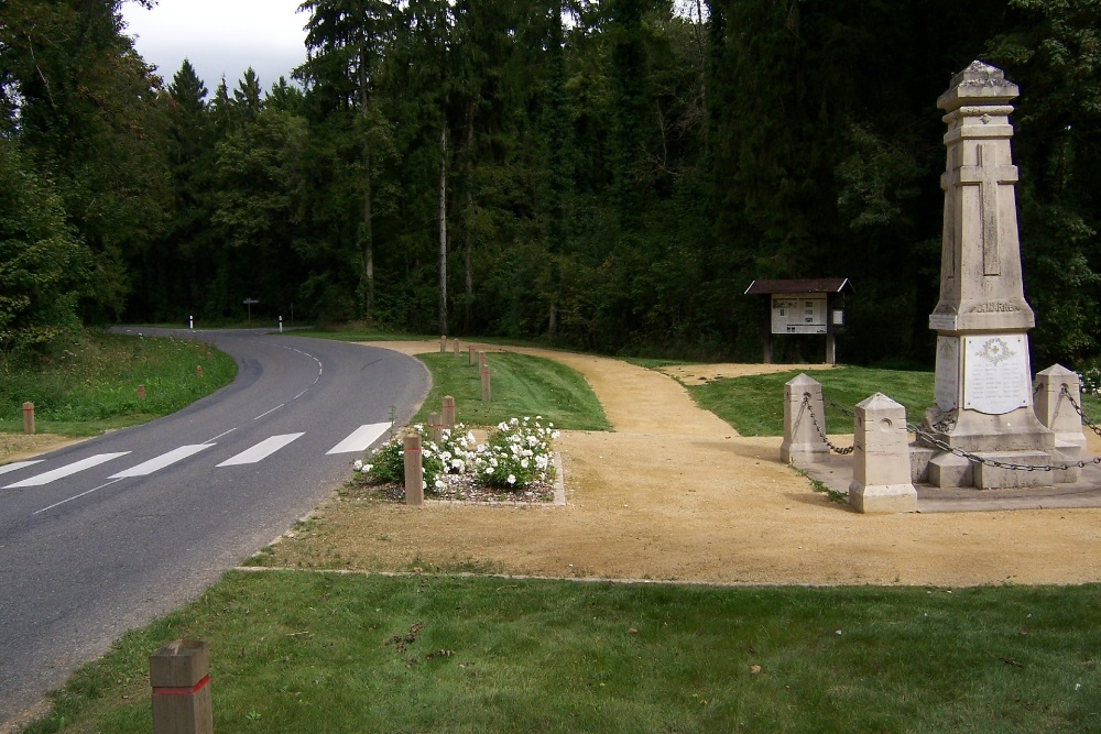 Oorlogsmonument & Herdenkingskapel  Cumires-le-Mort-Homme