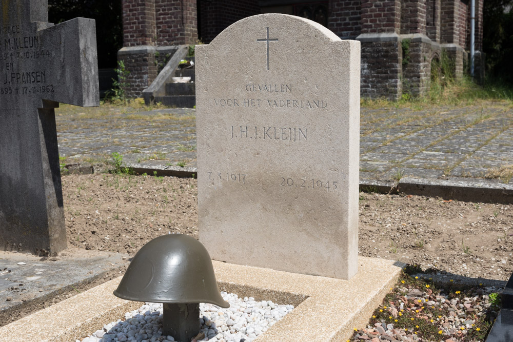 Dutch War Grave R.C. Cemetery St. Maria ten Hemelopneming Beugen #1