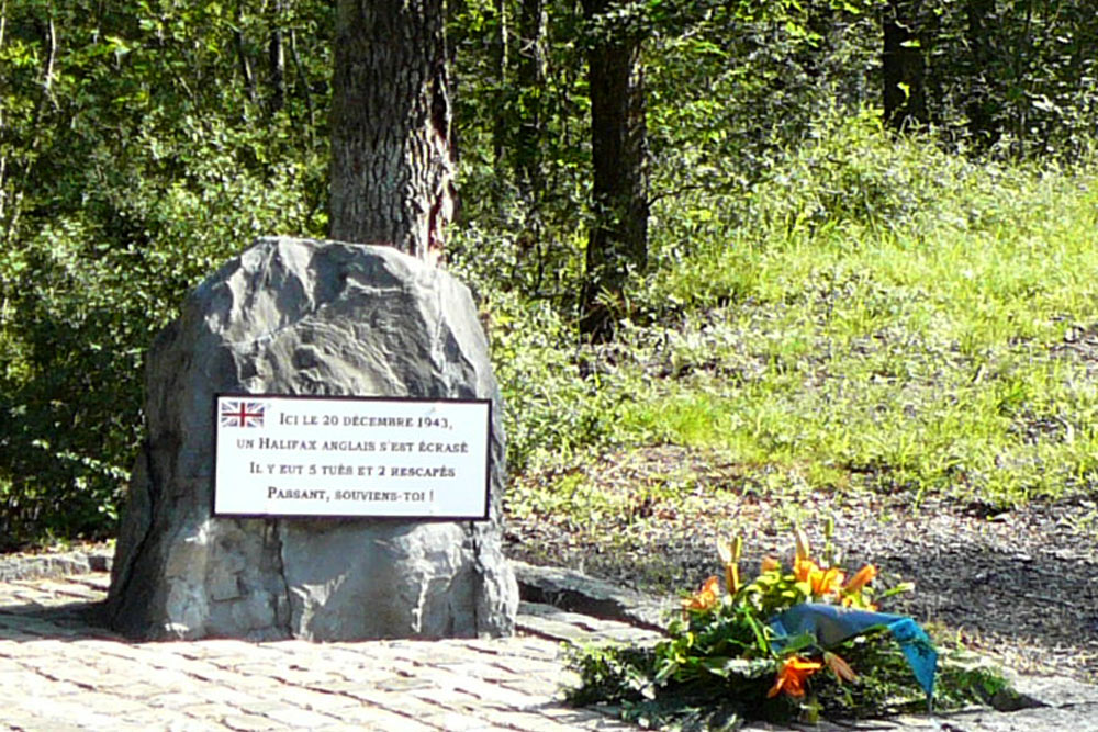 Monument Crash Halifax LL125 KN-K 77 Sqn Fronville #3