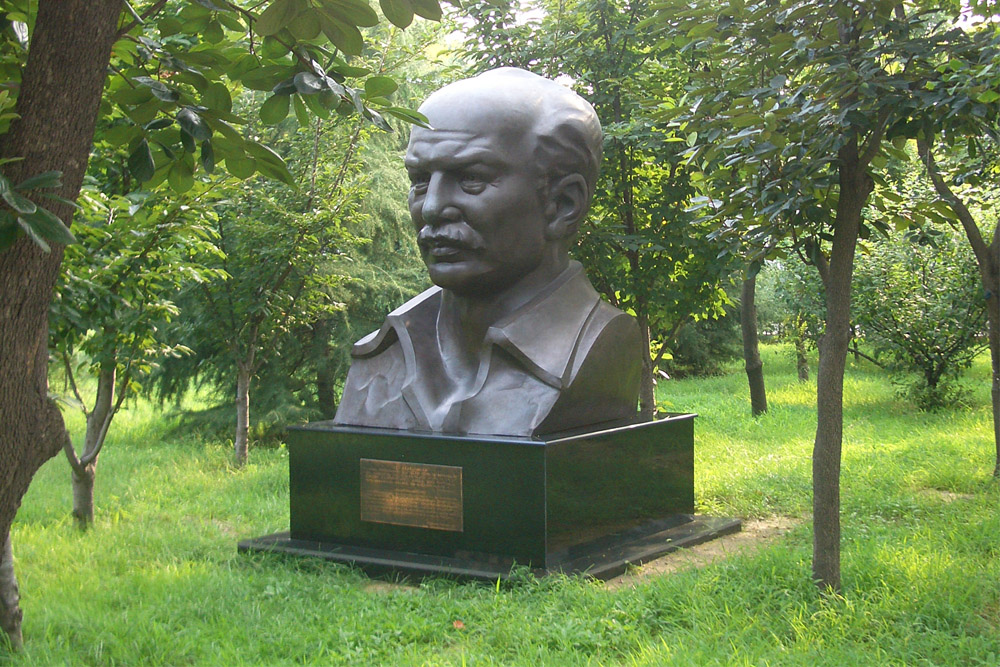 Monument Norman Bethune #1