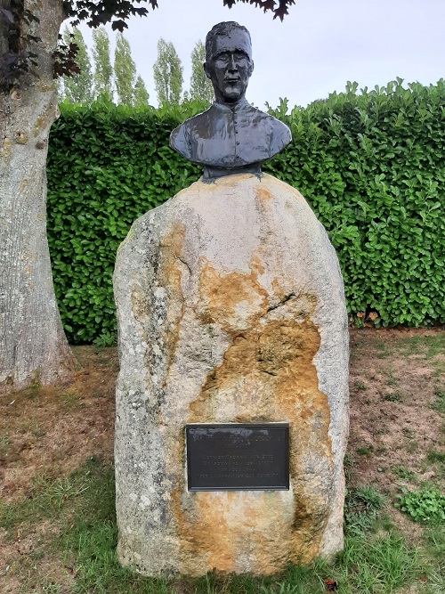 Monument Majoor Dr. Wilhelm Baumann en Abb Launay #3