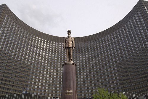 Statue Charles de Gaulle Moscow #1