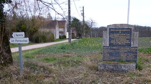 Monument Omgekomen Verzetsstrijders Perreux-les-Roys #1