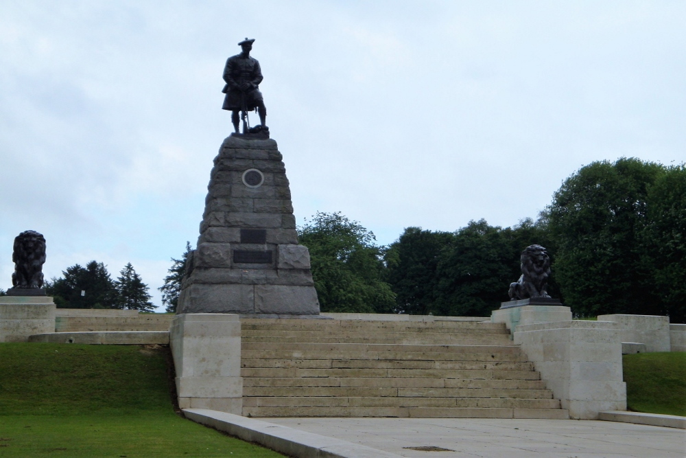 Monument en Kruis 51st (Highland) Division Beaumont-Hamel #1