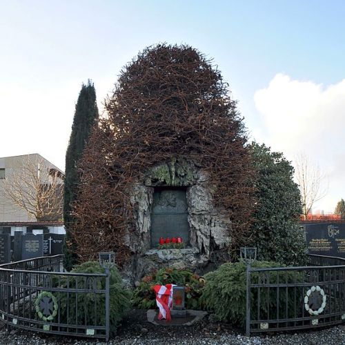 Oorlogsmonument Begraafplaats Höchst #1