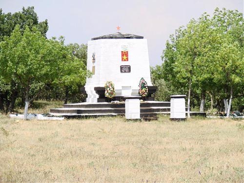 Sovjet Oorlogsbegraafplaats & Monument 365e Luchtdoelbatterij #1