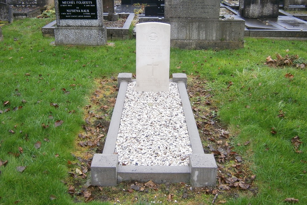 Commonwealth War Grave Protestant Cemetery Den Andel #2