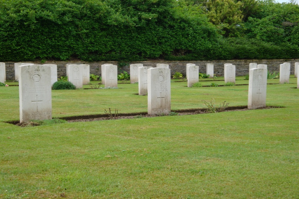 Commonwealth War Cemetery Quarry #5