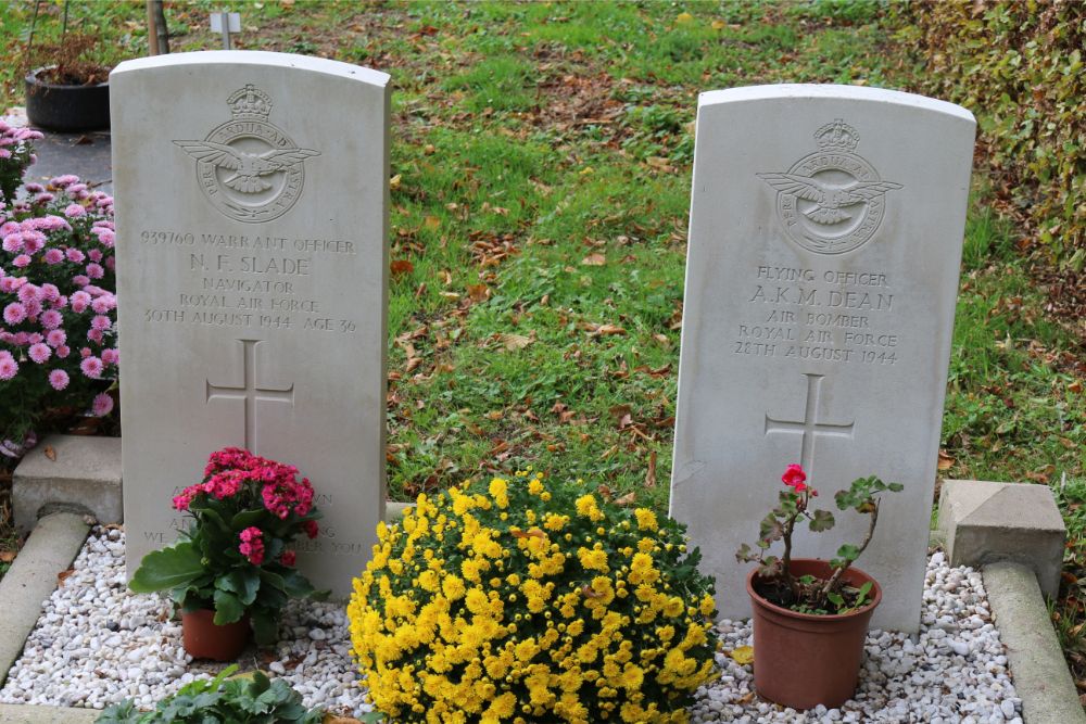 Commonwealth War Graves Municipal Cemetery Engelen #3