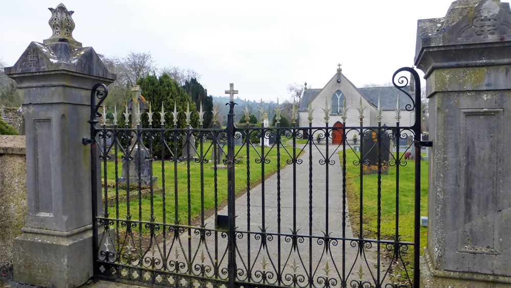 Oorlogsgraf van het Gemenebest Owning Catholic Churchyard #1