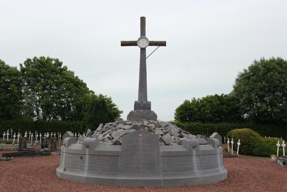 Oorlogsmonument Begraafplaats Bapaume