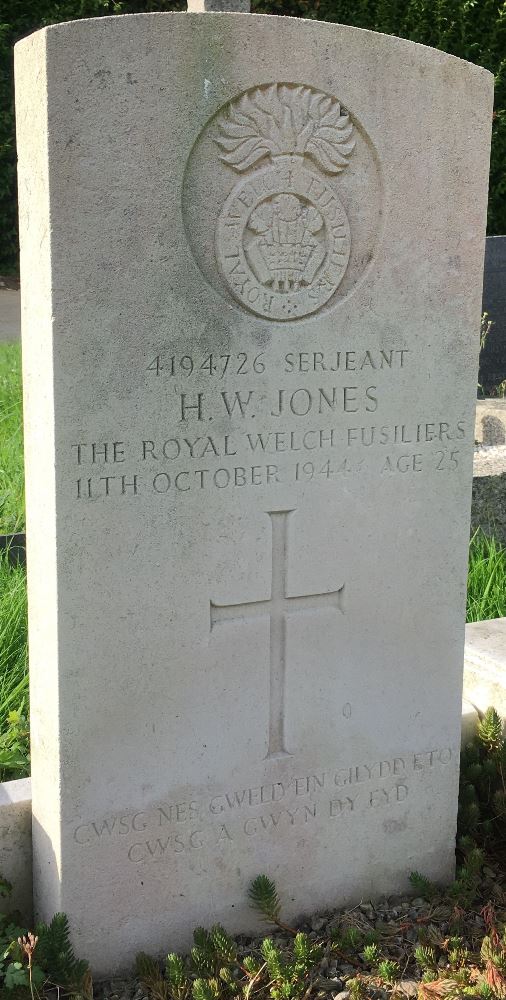 Commonwealth War Graves Llangwstenin Cemetery #1