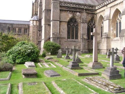 Commonwealth War Grave Wells Cathedral Cemetery #1