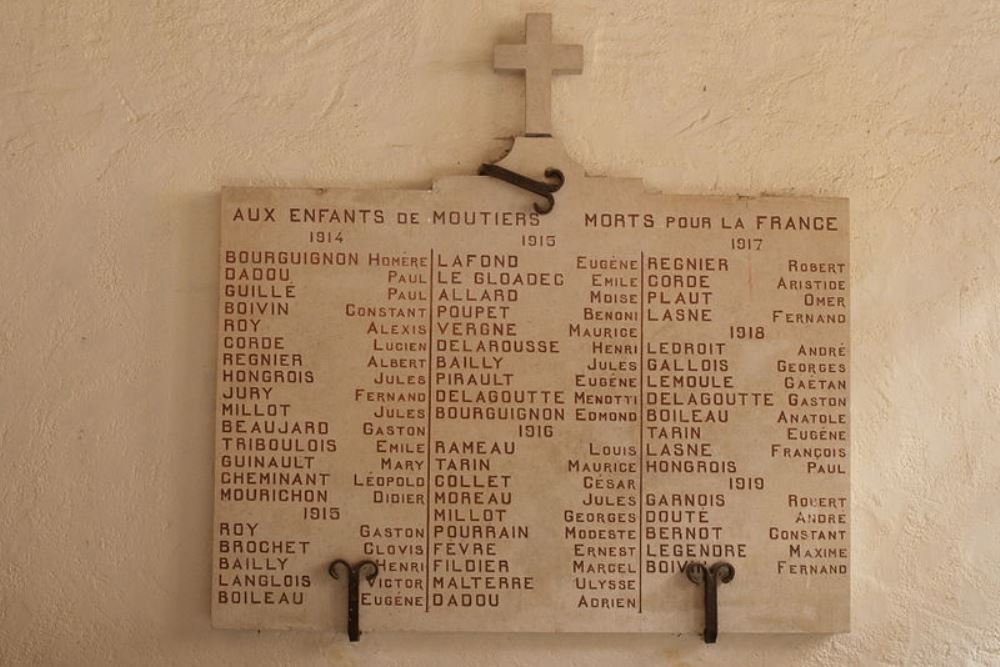 Monument Eerste Wereldoorlog Moutiers-en-Puisaye #1
