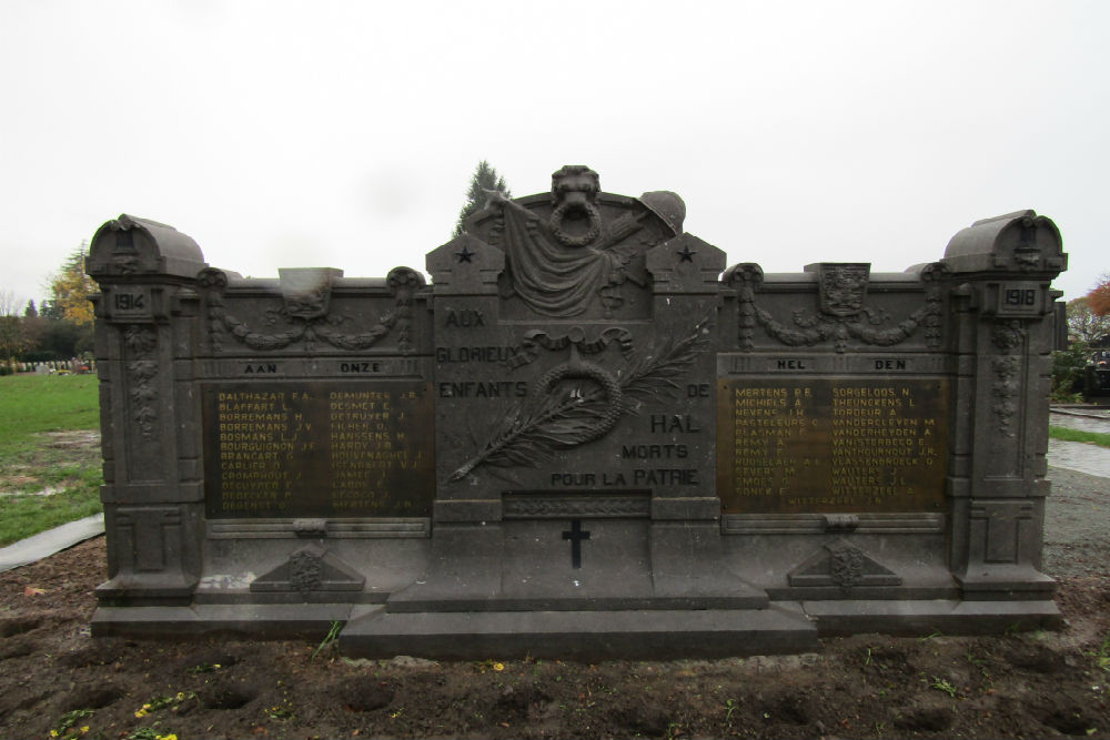 Oorlogsmonument Begraafplaats Halle #1