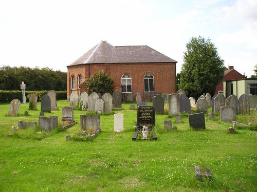 Commonwealth War Grave Sutton-in-the-Elms Baptist Chapelyard