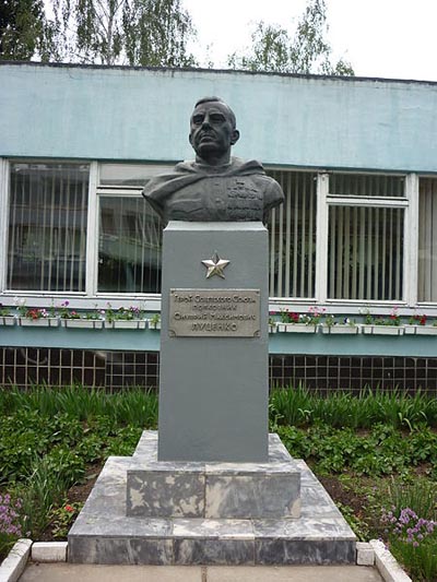 Monument Held van de Sovjet-Unie Onufrj Lutsenko #1