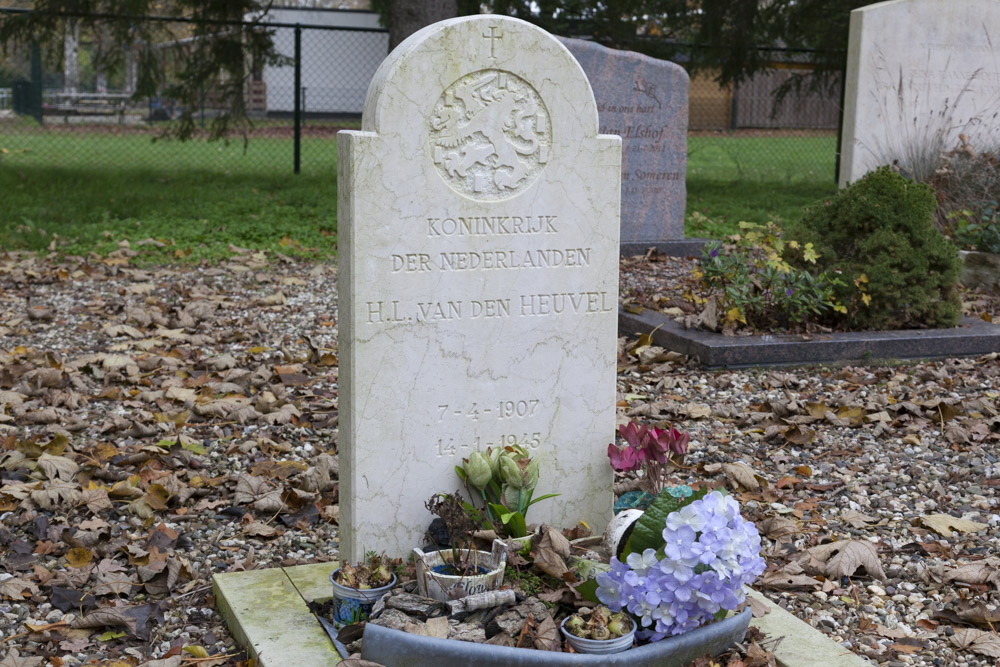 Dutch War Grave Roman Catholic Cemetery Brummen #1