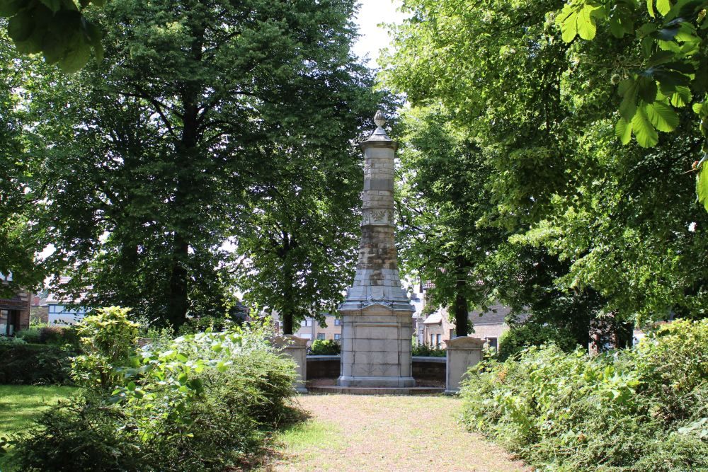 Oorlogsmonument Chapelle-lez-Herlaimont #1