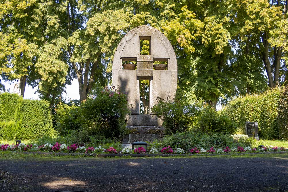 Oorlogsmonument Begraafplaats Blatzheim
