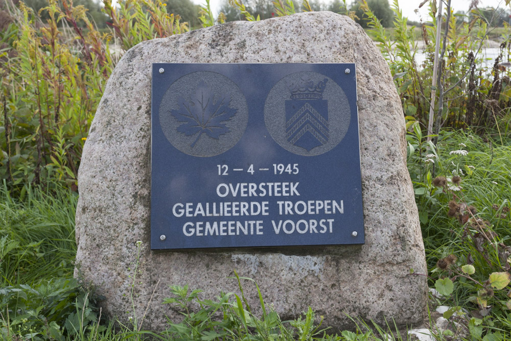 Monument IJssel oversteek