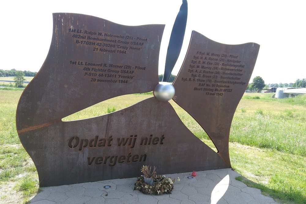 Vliegermonument Opdat Wij Niet Vergeten Zeewolde