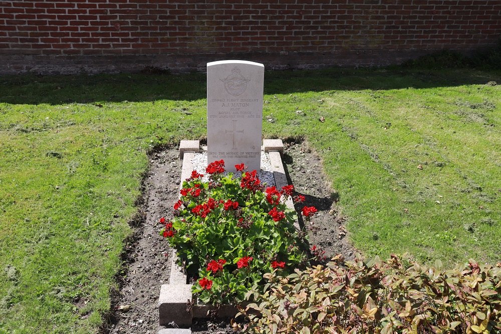 Commonwealth War Grave Protestant Churchyard Twisk #1