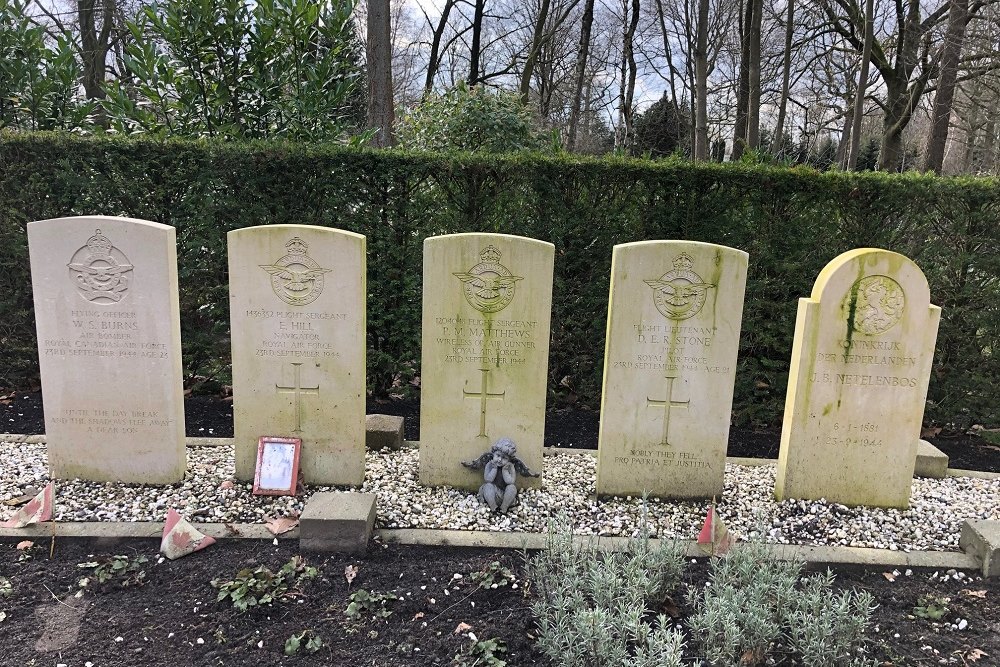 Commonwealth War Graves Municipal Cemetery 't Groenedael  Almelo #2
