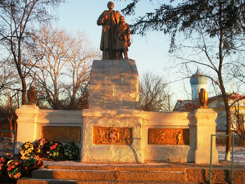 Mass Grave Soldiers & War Memorial #2