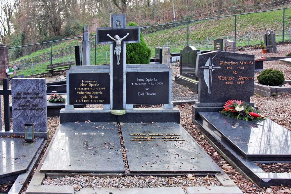 Dutch War Grave Municipal Cemetery Haanrade #4