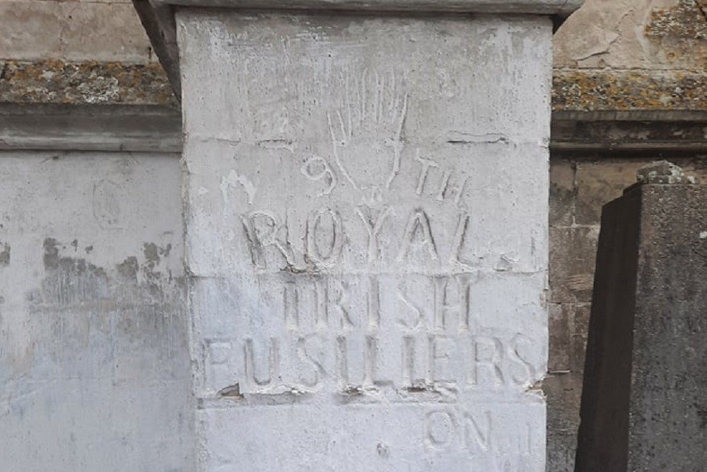 Inscriptie Royal Irish Fusiliers Bonningues-les-Ardres