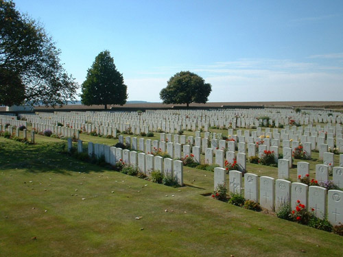 Oorlogsbegraafplaats van het Gemenebest Rocquigny-Equancourt Road