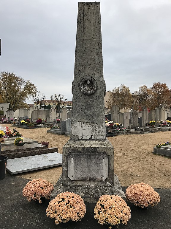 Oorlogsmonumenten Begraafplaats Villefranche-sur-Sane