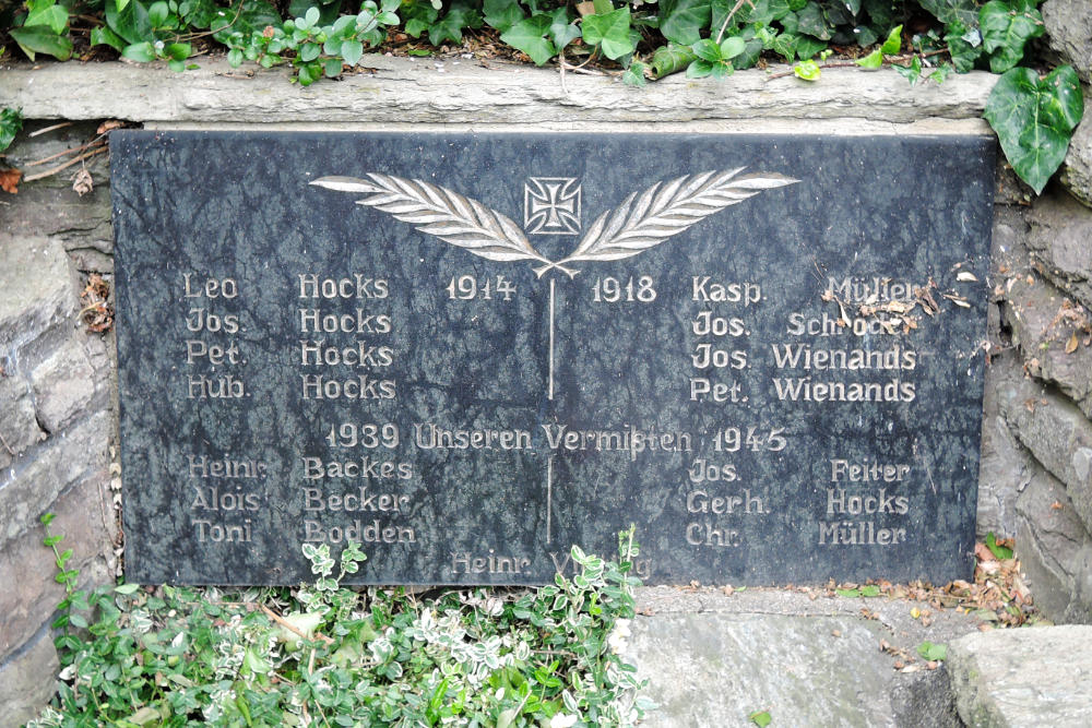 War Memorial Apweiler - Apweiler-Geilenkirchen - TracesOfWar.com