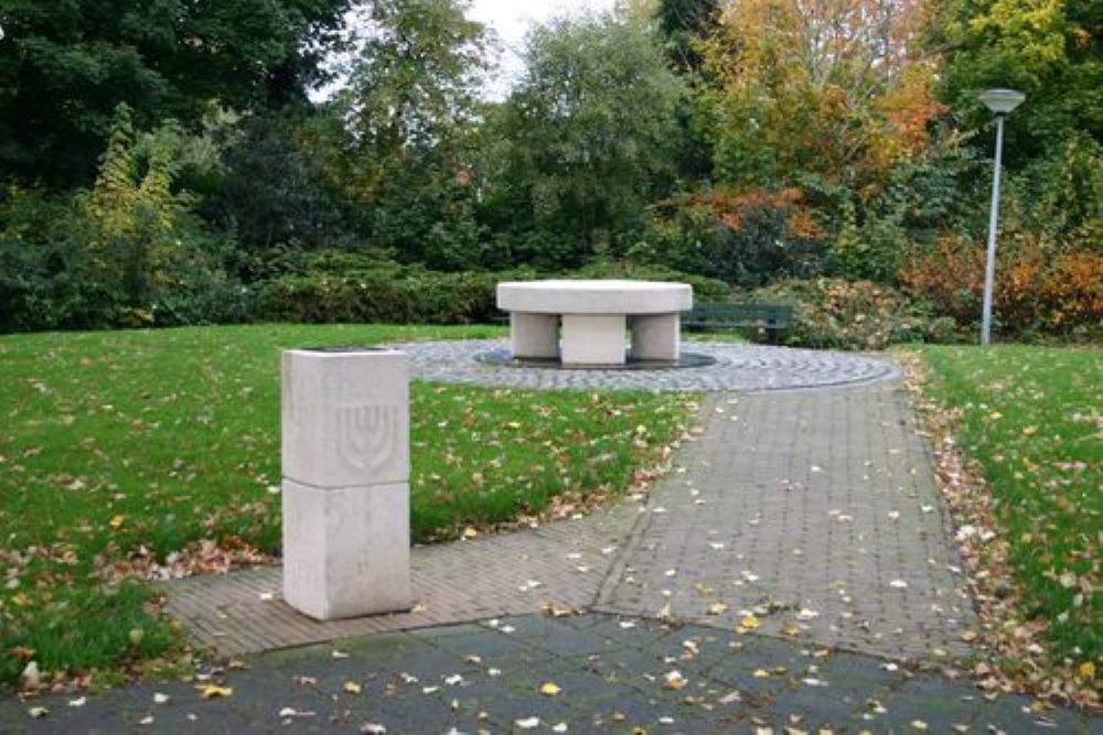 Hakenkruizen op Joods monument in Hoogezand-Sappemeer