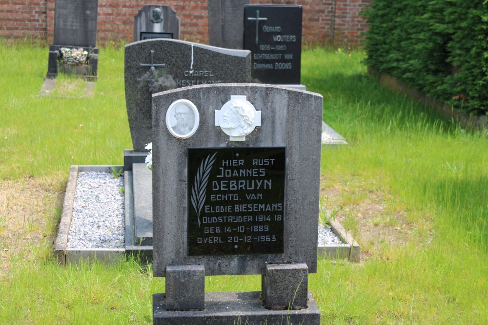 Belgian Graves Veterans Tessenderlo Cemetery Center #4